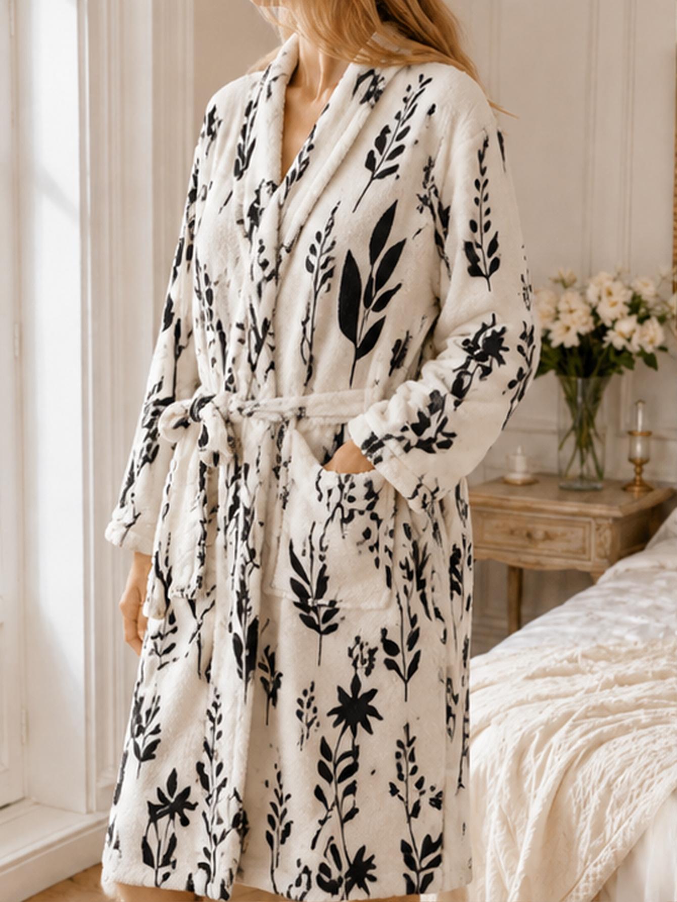 Bathrobe - เสื้อคลุมอาบน้ำผ้าคอรัลฟลีซสำหรับผู้หญิงไซส์ใหญ่ ลายใบไม้สีดำ แขนยาว มีเข็มขัด อบอุ่น มีกระเป๋า